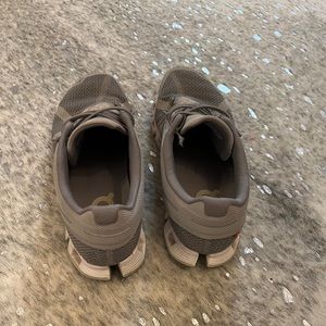 On running Gray tennis shoes!